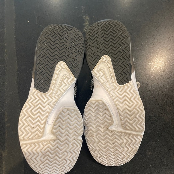 Nike Black and White Sneakers - Picture 3 of 6